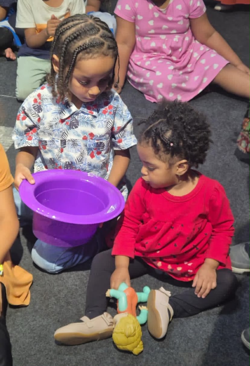 Duas crianças brincando juntas no ministério infantil da IMAC